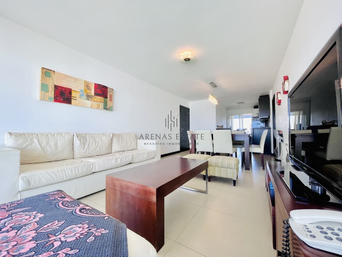 Apartamento de 2 Dormitorios, Vista al Mar y Parrillero en Playa Mansa, Venta