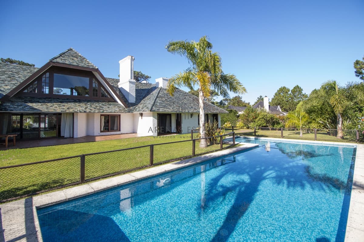 Casa ID.585 - Venta de casa de 4 dormitorios más dependencia y hermosa piscina con gran parque en Playa Mansa, Punta del Este