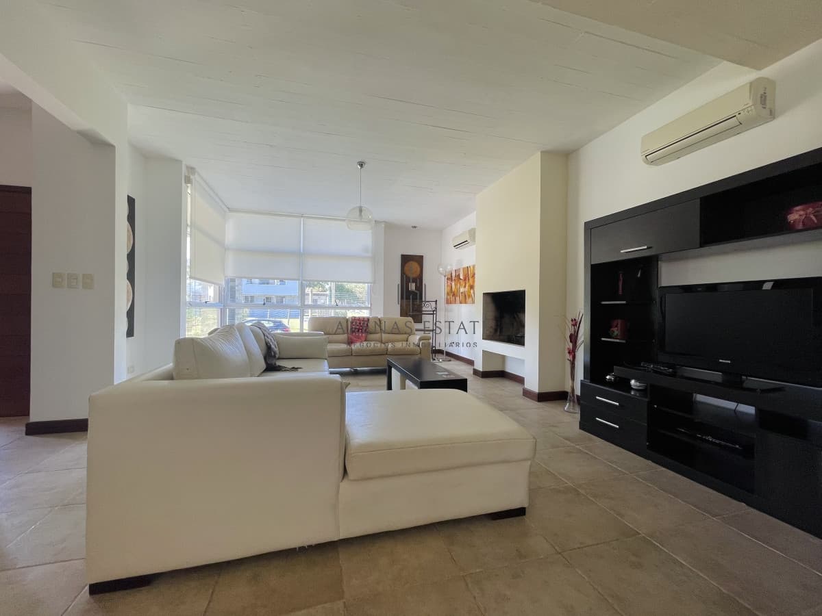 Muy Buena Casa de 5 Dormitorios y Piscina en Rincón del Indio, a Pocos Metros del Mar