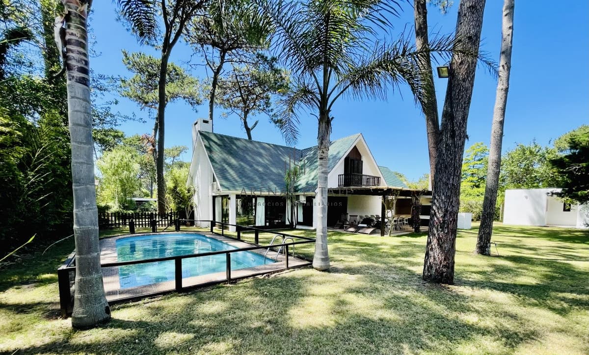 Alquiler temporario de sólida y amplia casa de cinco dormitorios más dependencia de servicio y piscina, Lugano, Punta del Este