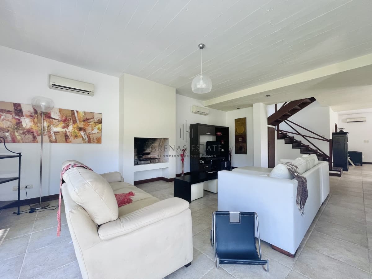 Muy Buena Casa de 5 Dormitorios y Piscina en Rincón del Indio, a Pocos Metros del Mar