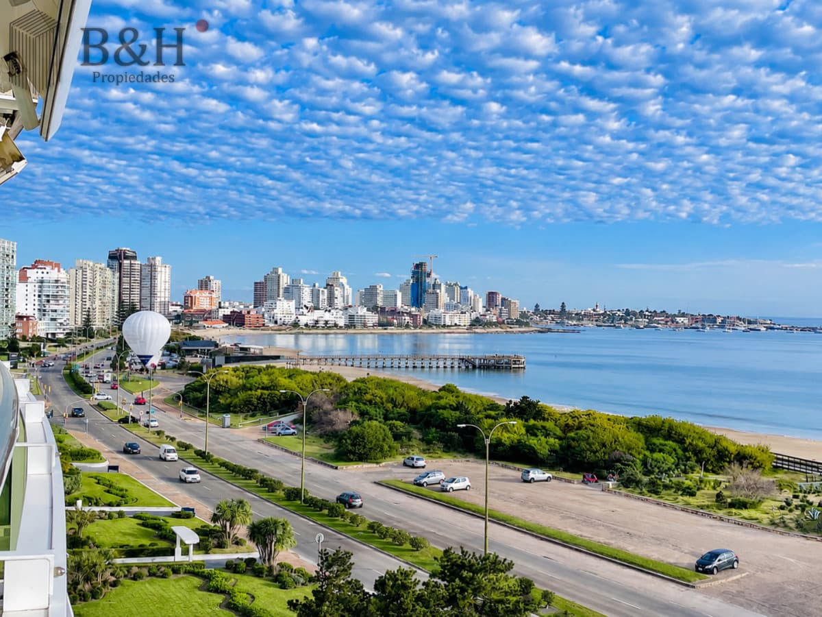Apartamento de 3 Dormitorios sobre Playa Mansa, en Venta y Alquiler