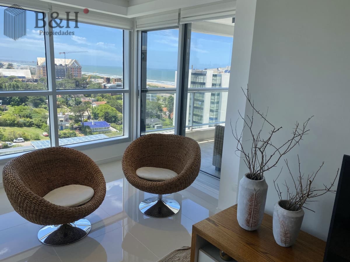 Excelente Apartamento de 2 Dormitorios + Servicio en Brava con Vista al Mar