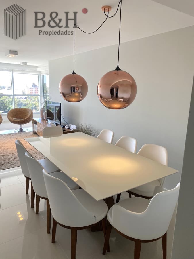 Excelente Apartamento de 2 Dormitorios + Servicio en Brava con Vista al Mar