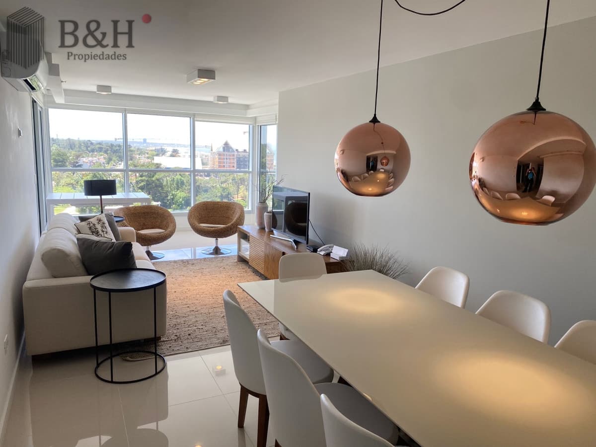 Excelente Apartamento de 2 Dormitorios + Servicio en Brava con Vista al Mar
