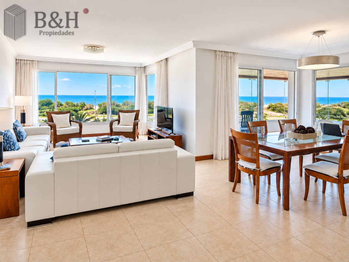 Apartamento de 4 Dormitorios frente al mar, con Parrillero y Vista.  Playa Brava, Punta del Este