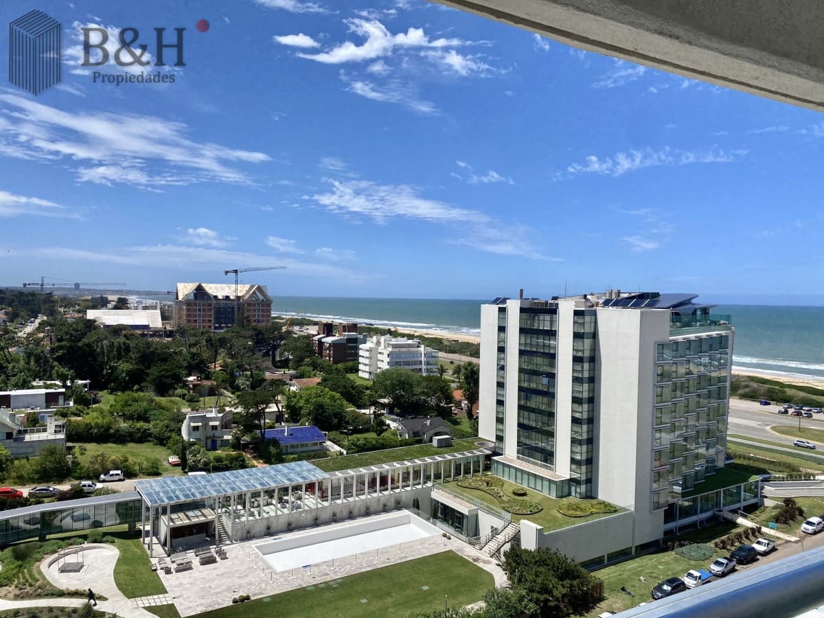 Excelente Apartamento de 2 Dormitorios + Servicio en Brava con Vista al Mar