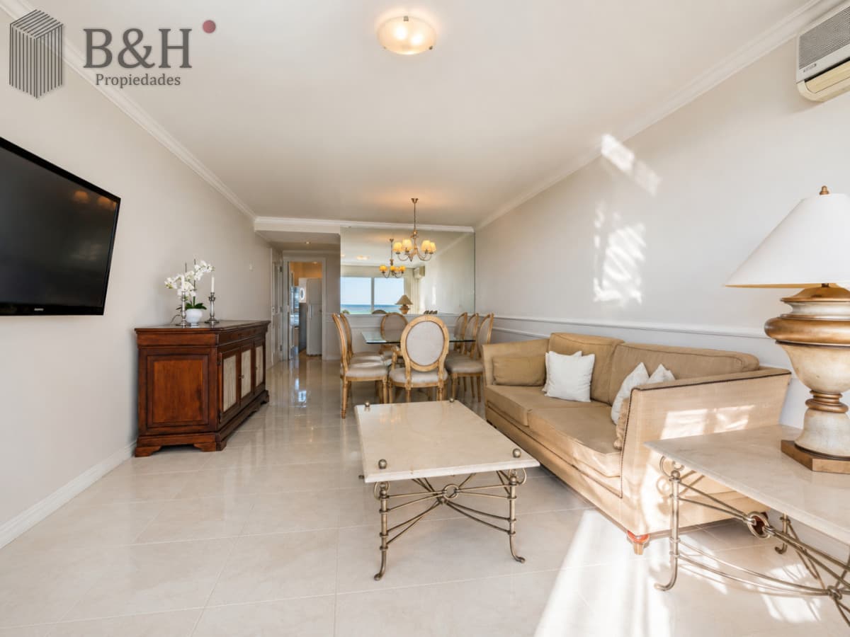 Apartamento de 3 Dormitorios sobre Playa Mansa, en Venta y Alquiler