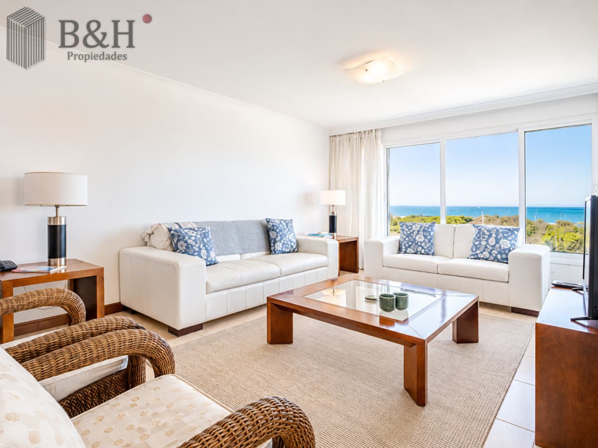 Apartamento de 4 Dormitorios frente al mar, con Parrillero y Vista.  Playa Brava, Punta del Este
