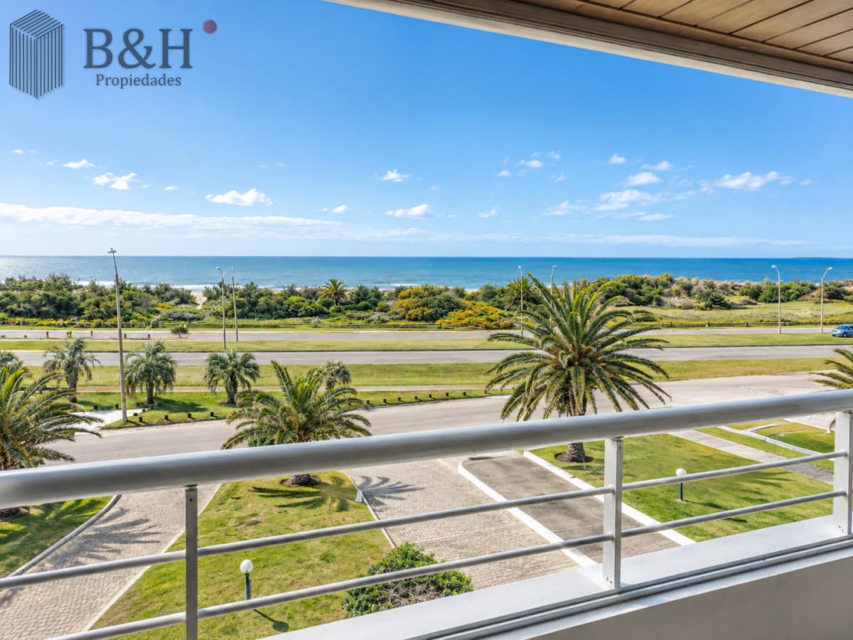 Apartamento de 4 Dormitorios frente al mar, con Parrillero y Vista.  Playa Brava, Punta del Este