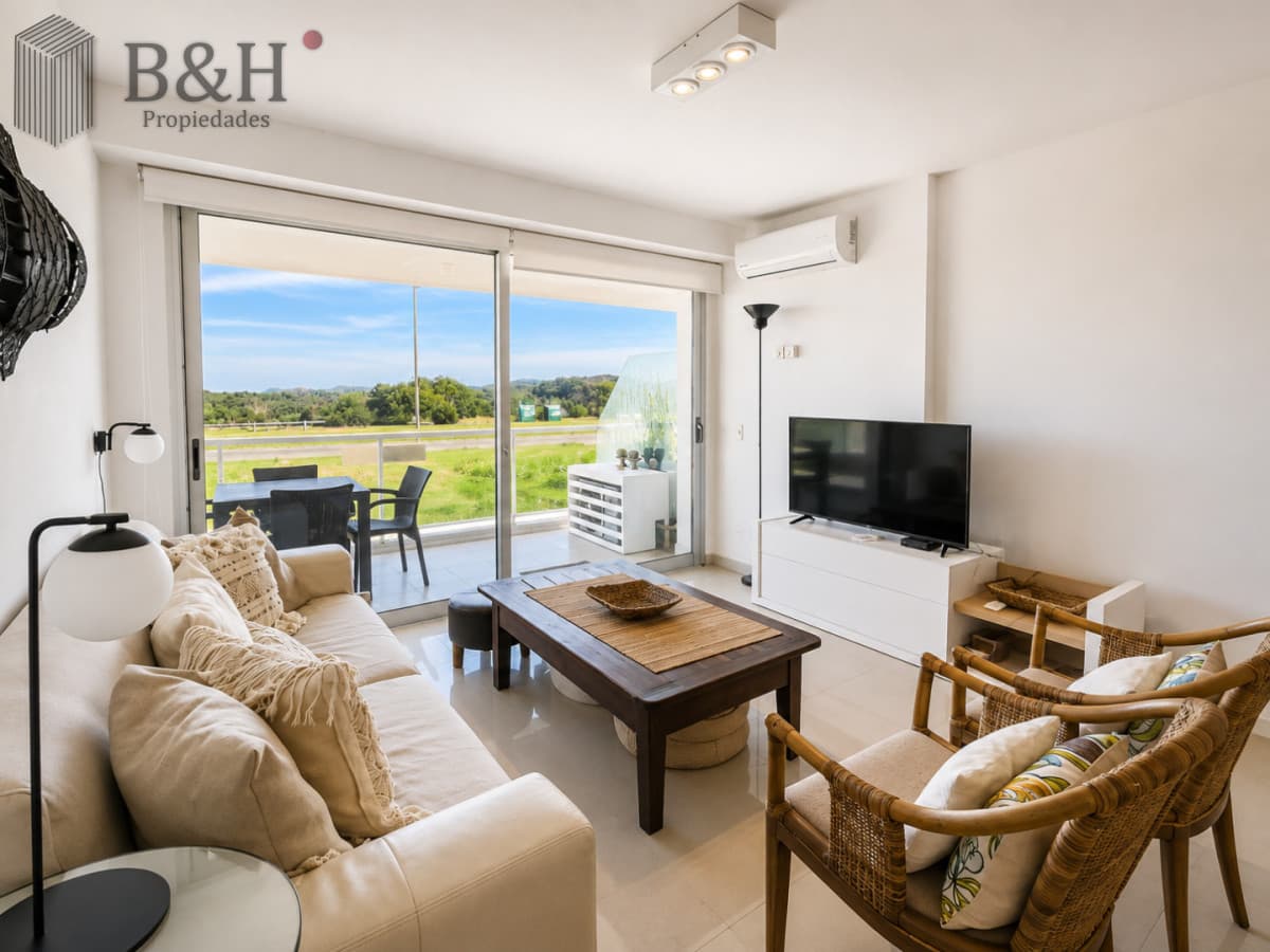 Apartamento de 3 Dormitorios en Primera Línea del Mar, Playa Brava Punta del Este