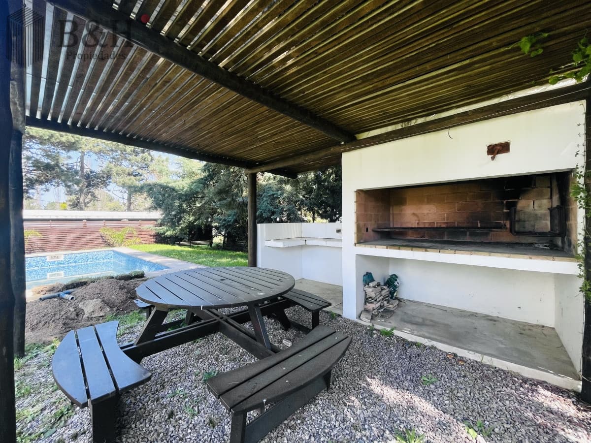 Muy Buena Casa de 5 Dormitorios y Piscina en Rincón del Indio, a Pocos Metros del Mar