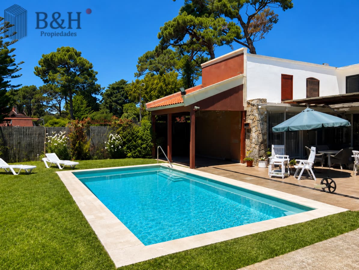 Casa de categoría en Playa Mansa a 800 metros del mar, 5 Dormitorios, Piscina Climatizada y Barbacoa. Punta del Este