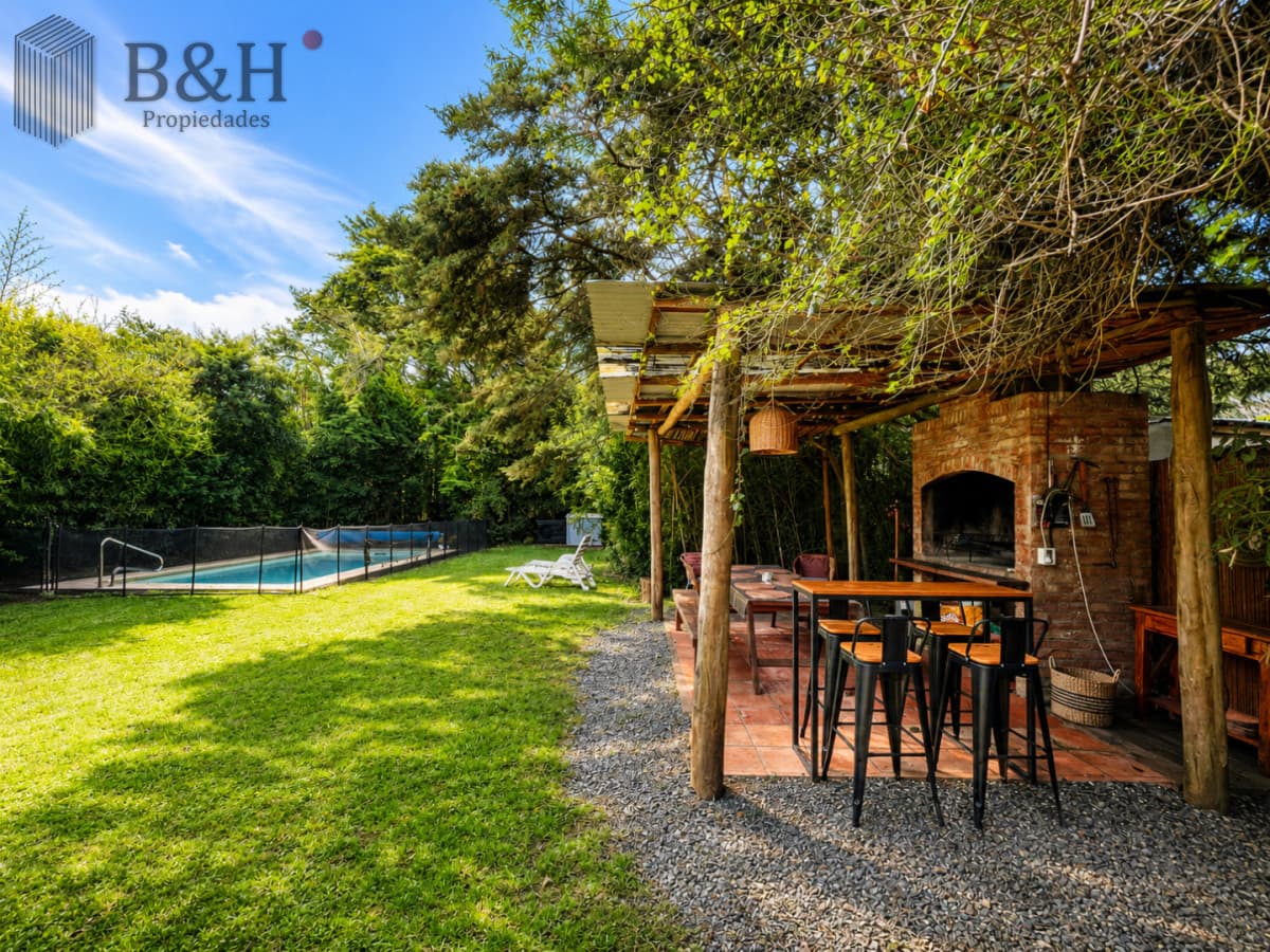 Casa de 3 Dormitorios + Dependencia, con Piscina Climatizada y Parrillero, a 400 metros del mar. Rincón del Indio, Punta del Este