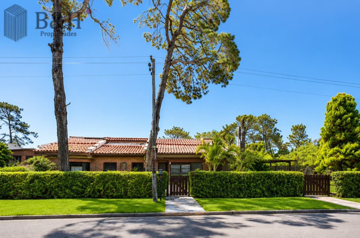 Casa de categoría en Playa Mansa a 800 metros del mar, 5 Dormitorios, Piscina Climatizada y Barbacoa. Punta del Este