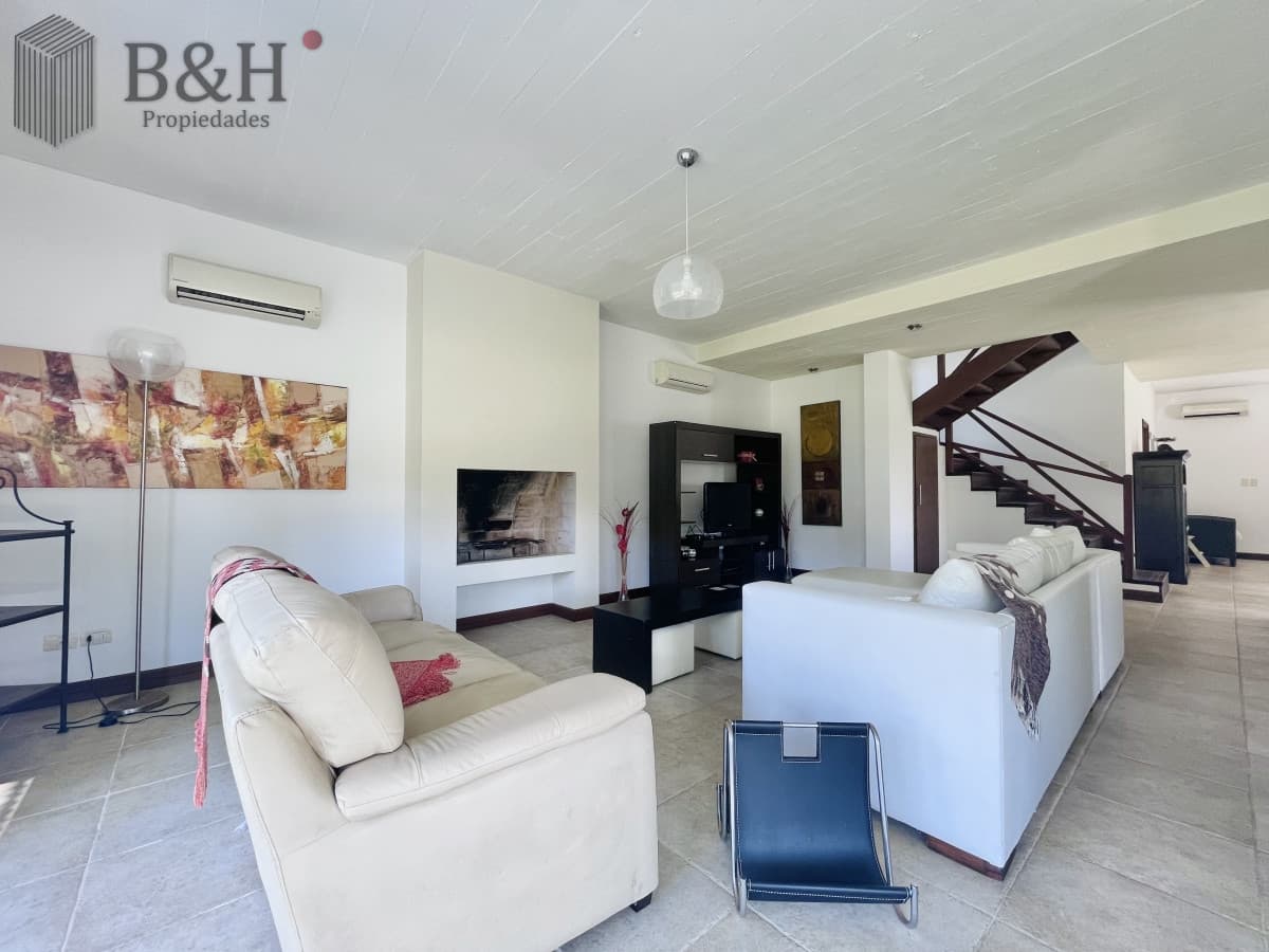 Muy Buena Casa de 5 Dormitorios y Piscina en Rincón del Indio, a Pocos Metros del Mar