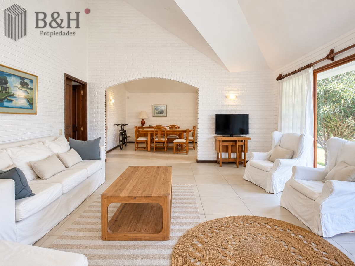 Alquiler temporario de casa de tres dormitorios con piscina en Barrio Lugano a pasos de Punta Shopping, Punta del Este