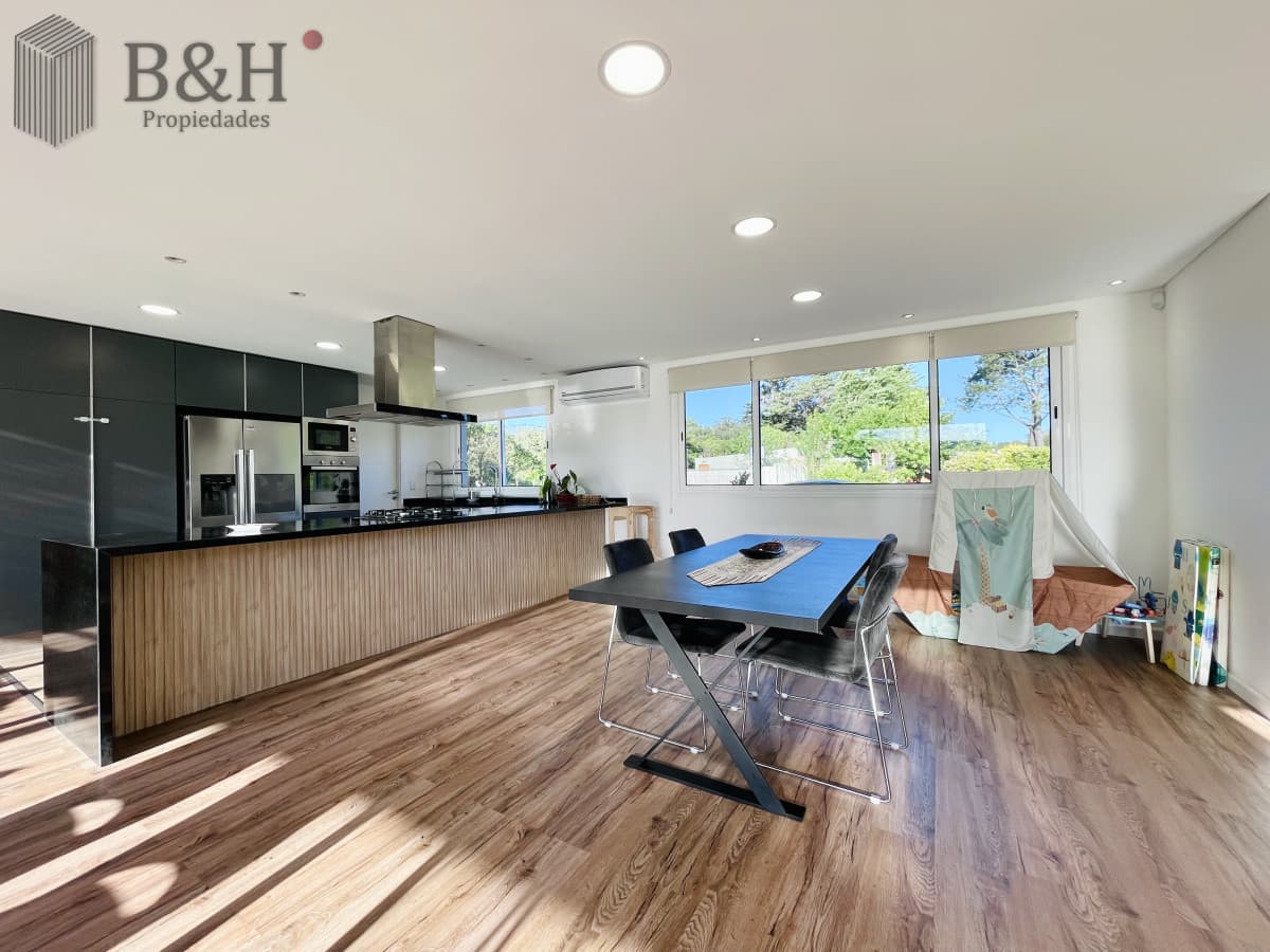 Moderna Casa de 4 Dormitorios, Piscina Climatizada y Parrillero en Punta Ballena, Barrio Semi Privado