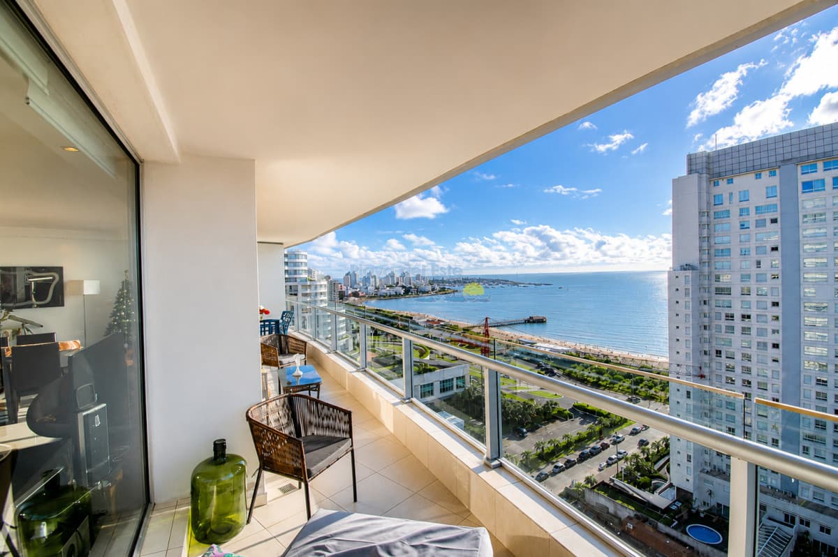 Venta de apartamento de tres dormitorios más dependencia en playa Mansa, Punta del Este - Inmobiliaria Playa del Este