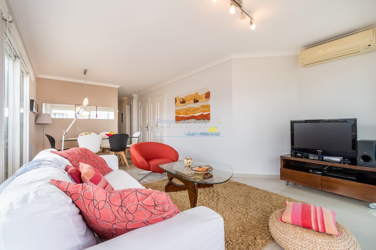 Moderno Apartamento de 3 Dormitorios a Pocas Cuadras del Mar En Venta, Playa Brava - Inmobiliaria Playa del Este