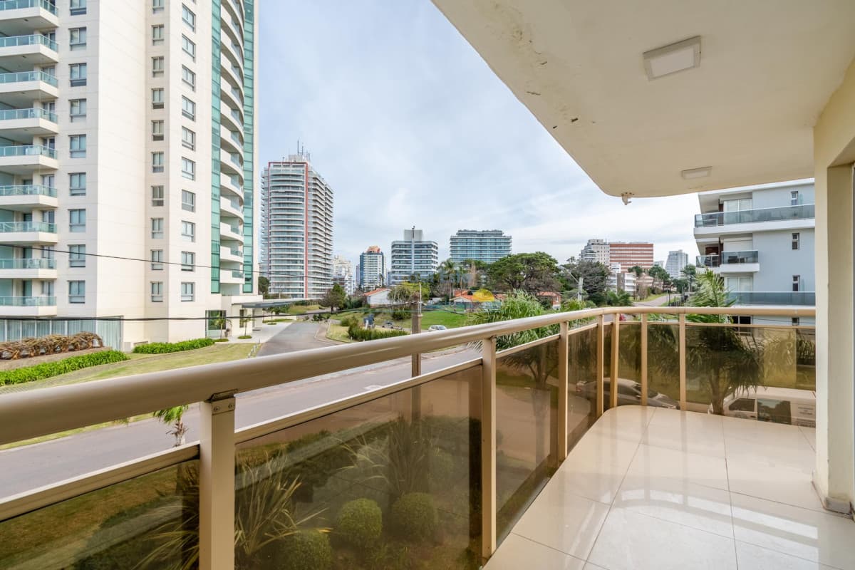 Moderno Apartamento de 3 Dormitorios a Pocas Cuadras del Mar En Venta, Playa Brava - Inmobiliaria Playa del Este