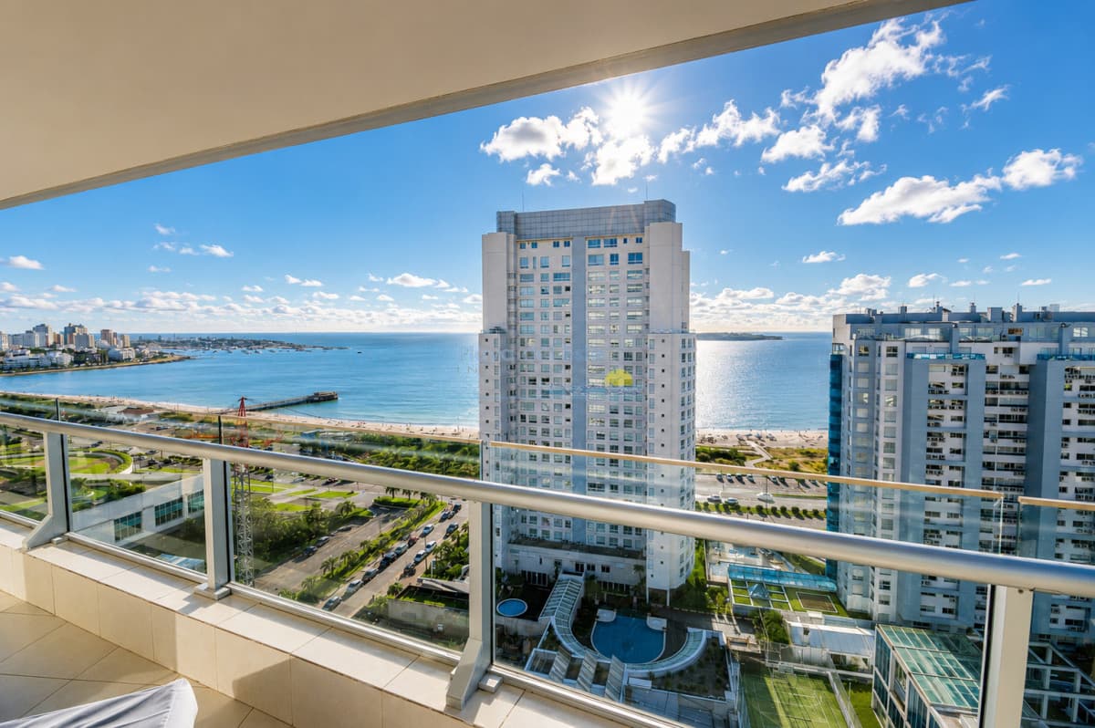 Venta de apartamento de tres dormitorios más dependencia en playa Mansa, Punta del Este - Inmobiliaria Playa del Este
