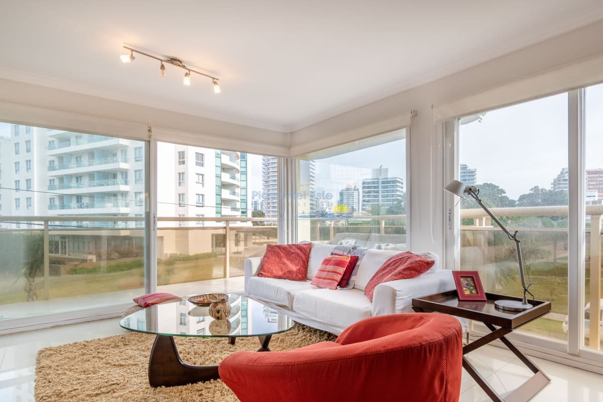 Moderno Apartamento de 3 Dormitorios a Pocas Cuadras del Mar En Venta, Playa Brava - Inmobiliaria Playa del Este