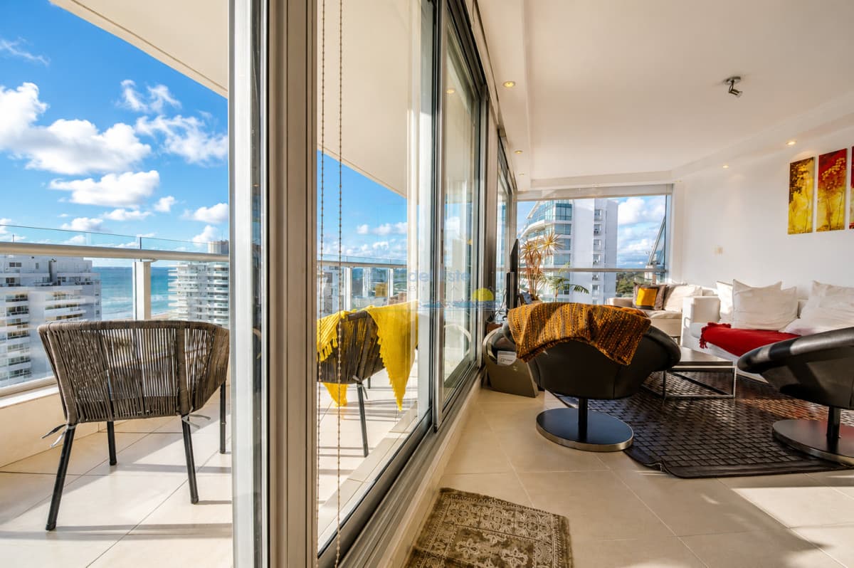 Venta de apartamento de tres dormitorios más dependencia en playa Mansa, Punta del Este - Inmobiliaria Playa del Este