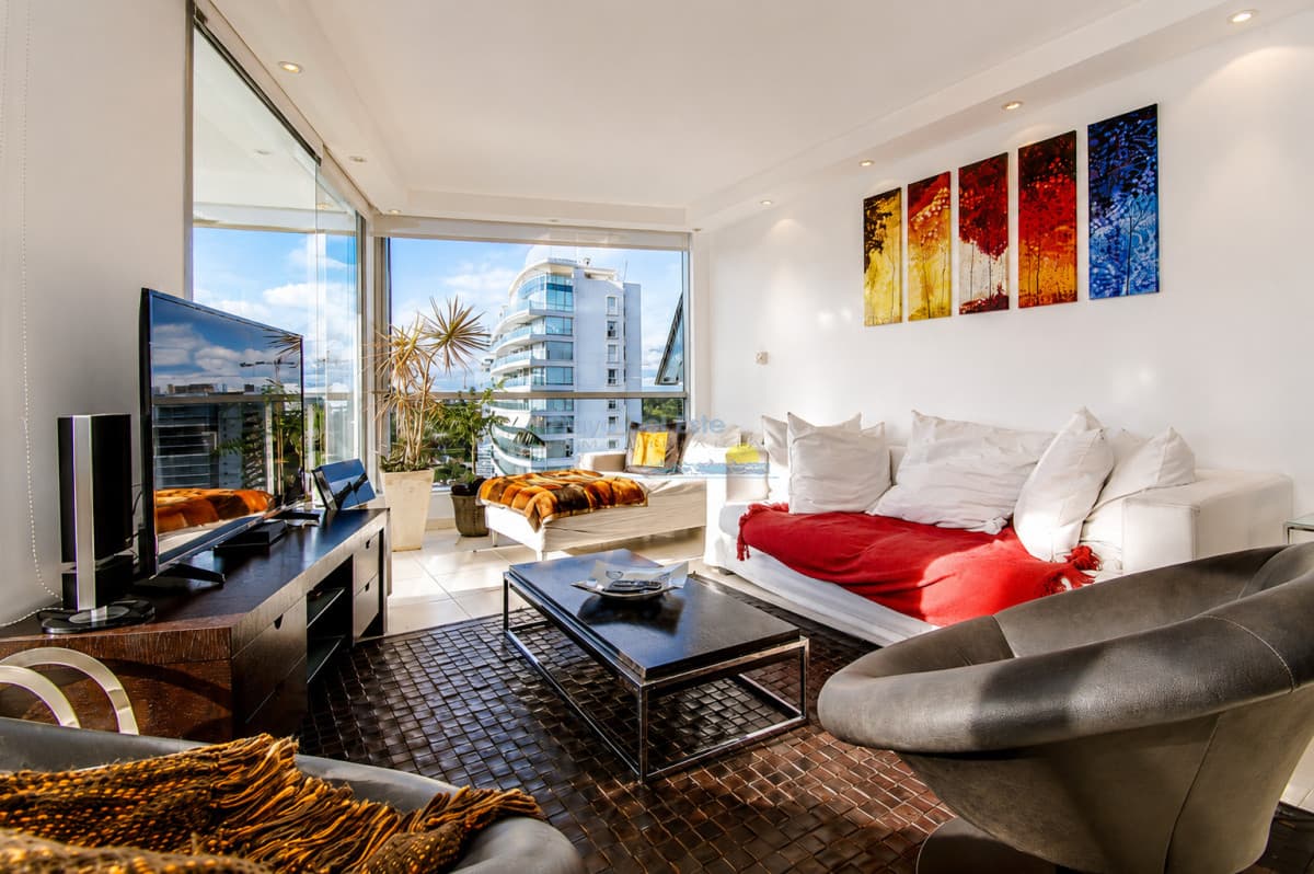 Venta de apartamento de tres dormitorios más dependencia en playa Mansa, Punta del Este - Inmobiliaria Playa del Este