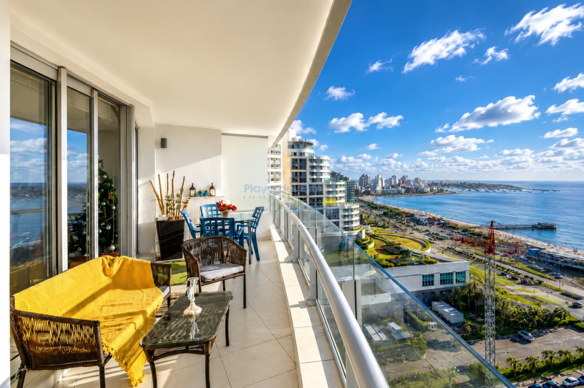 Venta de apartamento de tres dormitorios más dependencia en playa Mansa, Punta del Este - Inmobiliaria Playa del Este