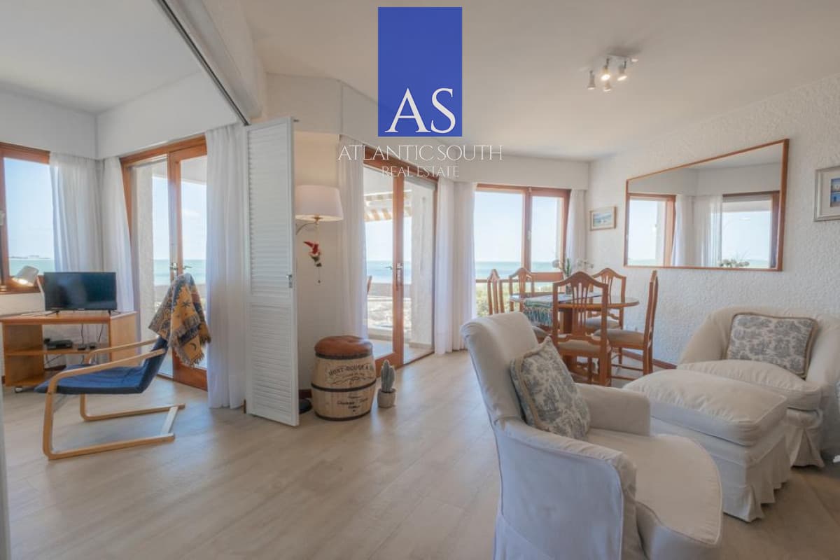 Apartamento reciclado de 2 dormitorios en primera línea de Playa Mansa con vista panorámica al mar