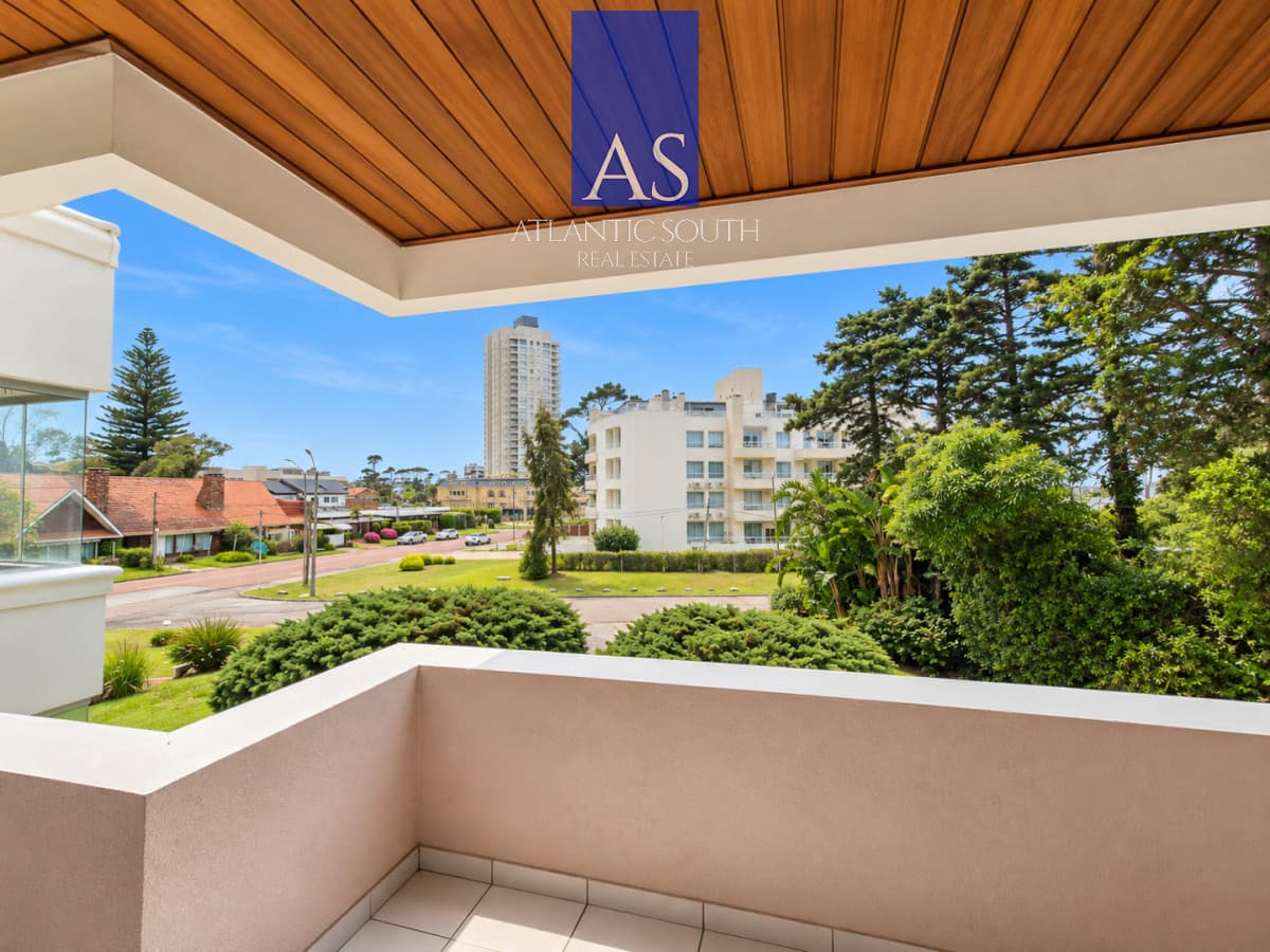 Apartamento 3 dormitorios con garage en Playa Mansa a 150 metros del mar
