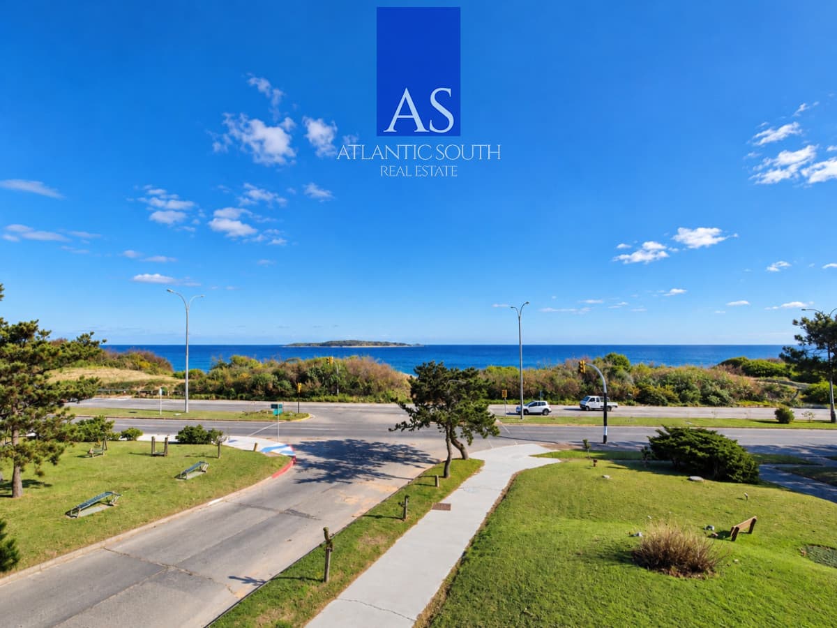 Apartamento de 4 dormitorios con vista al mar cochera Playa Mansa Punta del Este