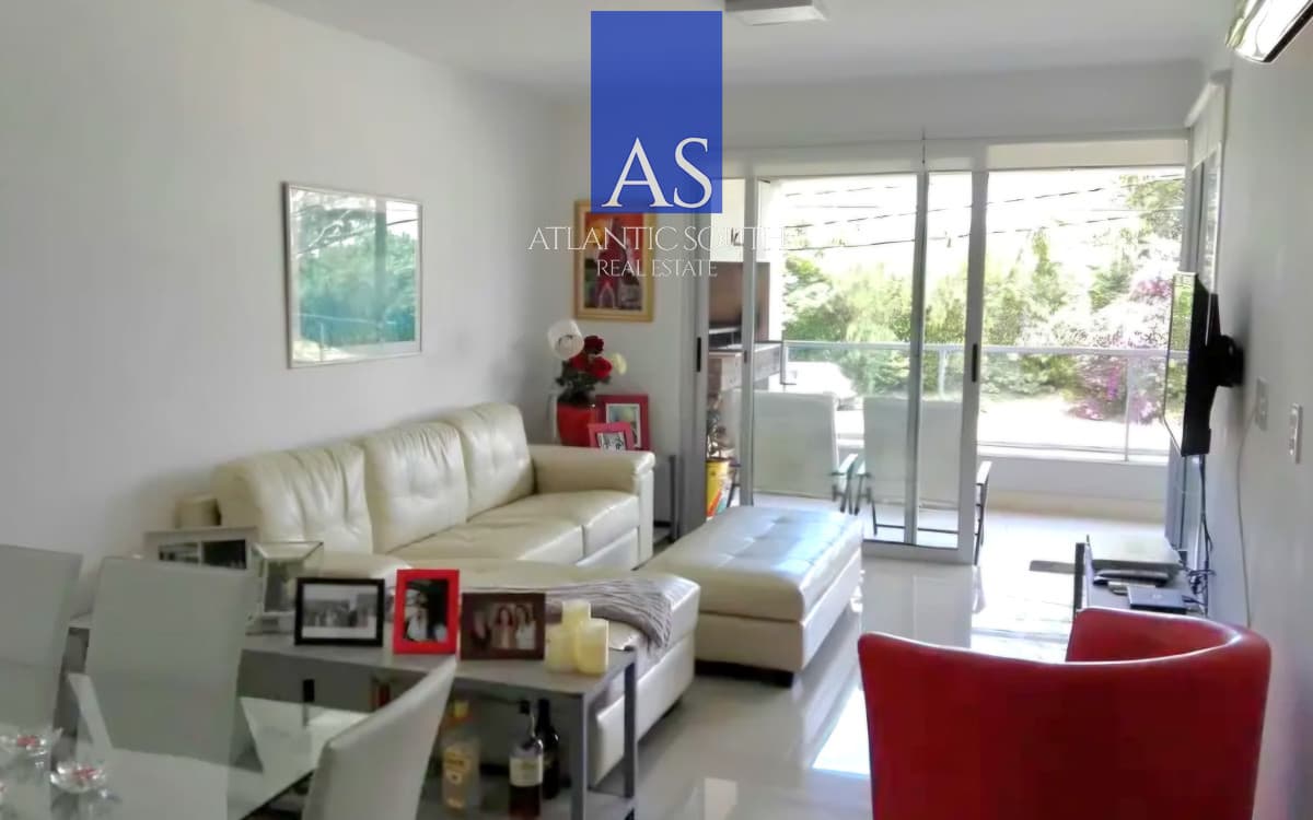 Apartamento de categoría 2 dormitorios y 3 baños parrillero propio en Playa Mansa, Punta del Este
