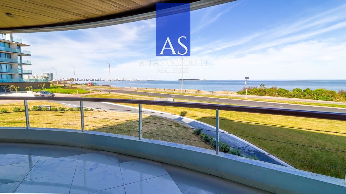 Apartamento moderno de categoría 3 dormitorios+dependencia completa en primera linea al mar en Playa Mansa Pinares Punta del Este