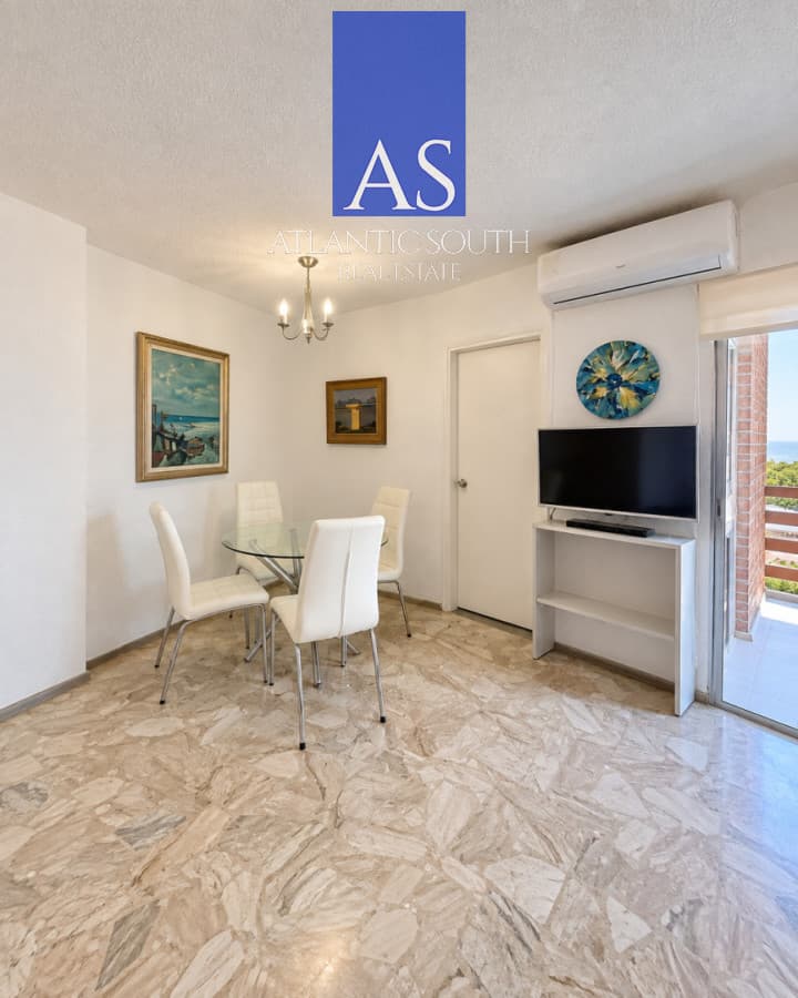 Apartamento 2 dormitorios frente al mar reciclado terraza y garage gastos bajos Playa Mansa Punta del Este