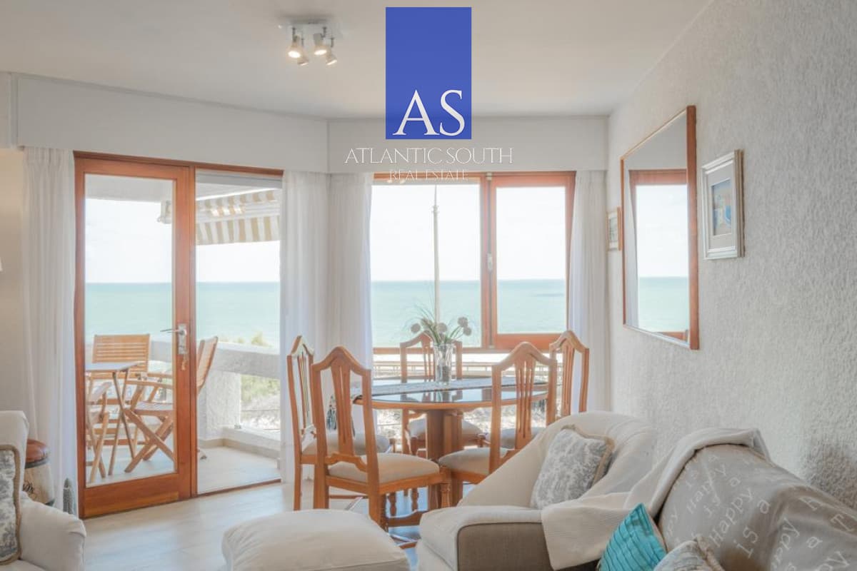 Apartamento reciclado de 2 dormitorios en primera línea de Playa Mansa con vista panorámica al mar