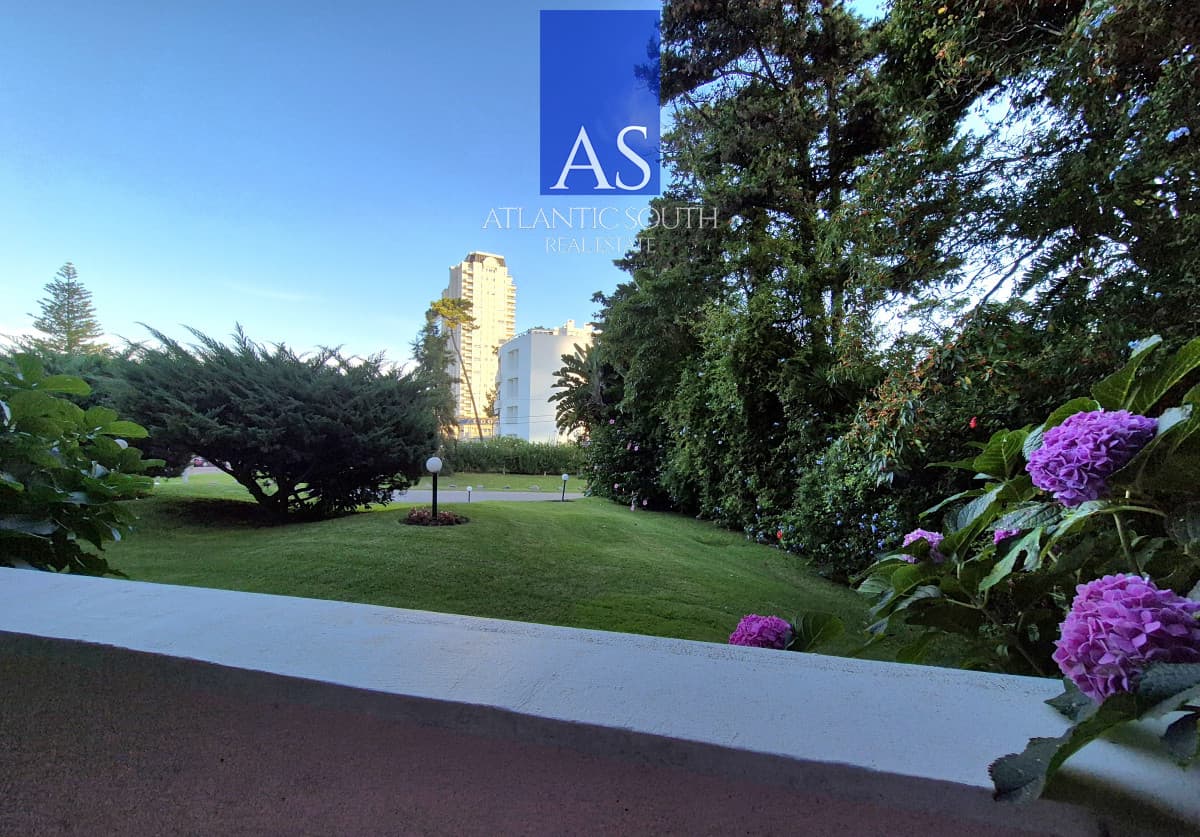 Apartamento venta 3 dormitorios tipo casa Playa Mansa Punta del Este