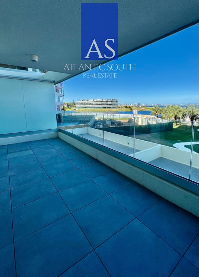 Apartamento de 2 suites con terraza y parrillero en primera línea de Playa Mansa