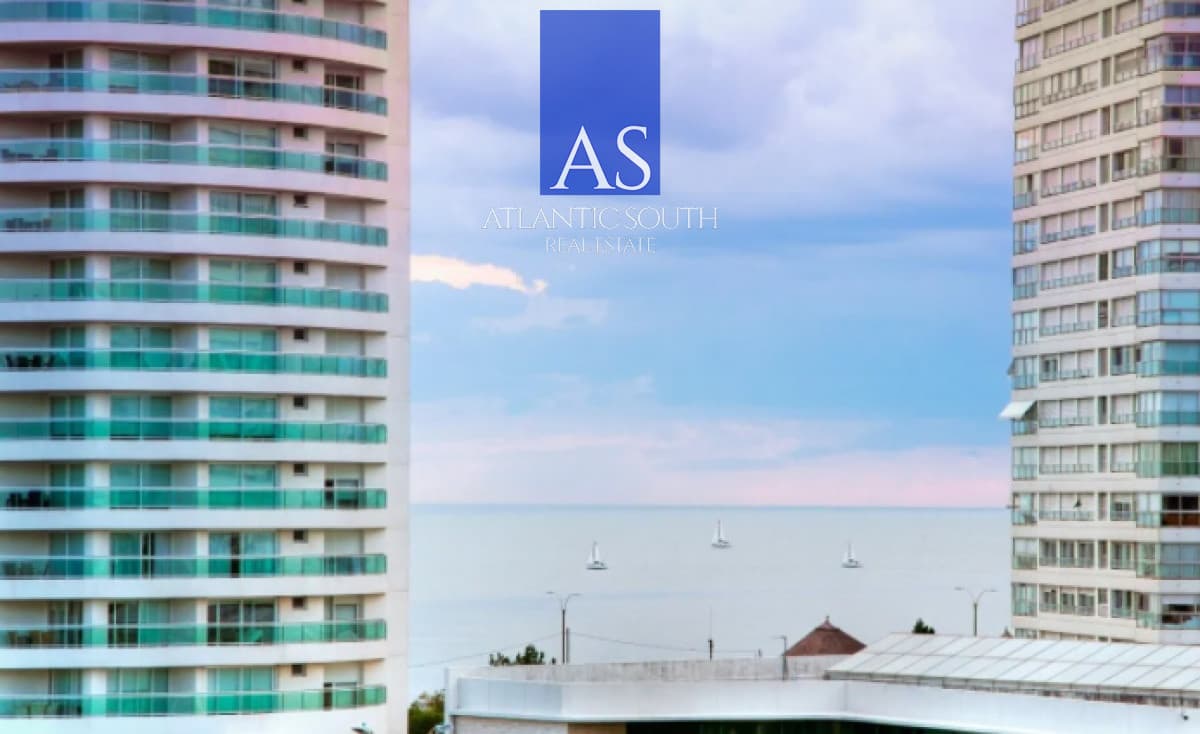 Apartamento de categoría 2 dormitorios y 3 baños parrillero propio en Playa Mansa, Punta del Este