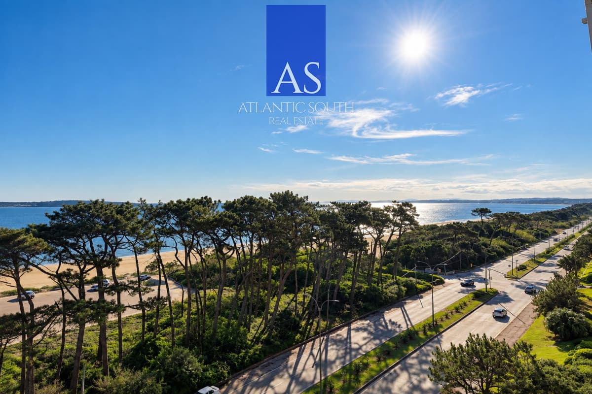 Planta de categoría 3 dormitorios+servicio frente al mar Playa Mansa Punta del Este