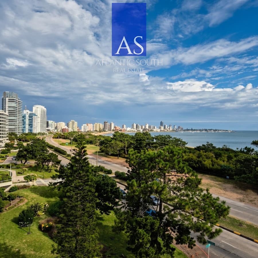 Apartamento reciclado frente al mar Playa Mansa 3 dormitorios terraza con barbacoa uso exclusivo y vista el mar Punta del Este