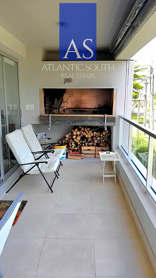 Apartamento de categoría 2 dormitorios y 3 baños parrillero propio en Playa Mansa, Punta del Este