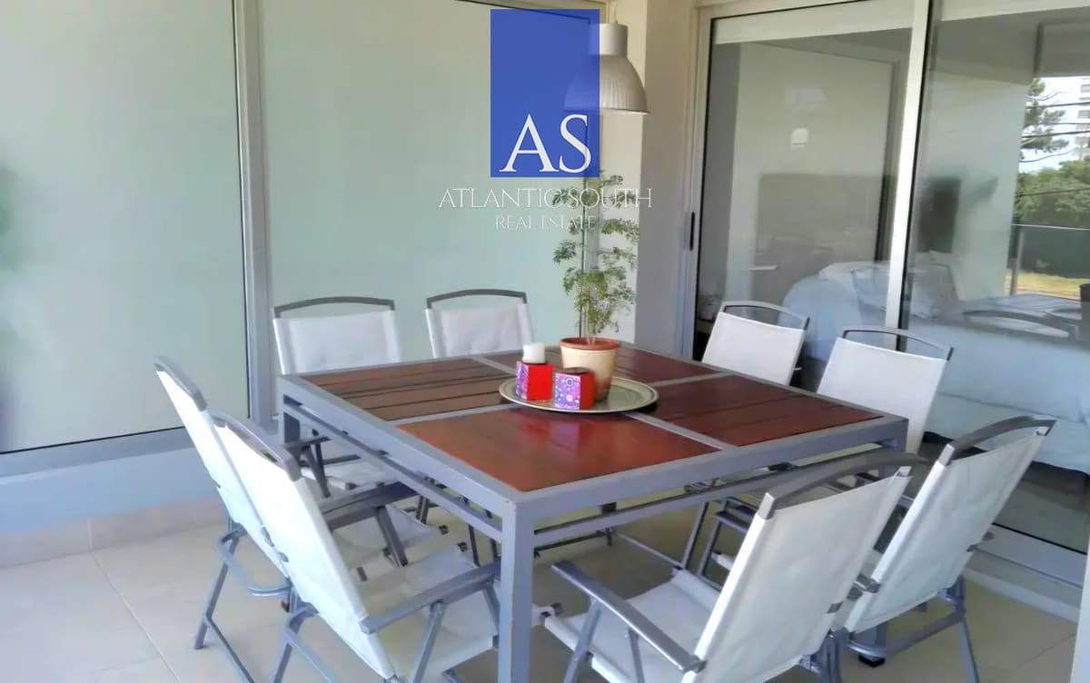 Apartamento de categoría 2 dormitorios y 3 baños parrillero propio en Playa Mansa, Punta del Este