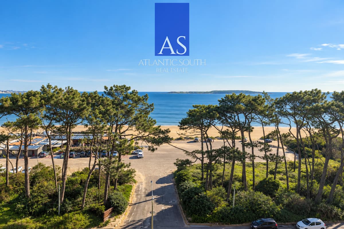 Planta de categoría 3 dormitorios+servicio frente al mar Playa Mansa Punta del Este