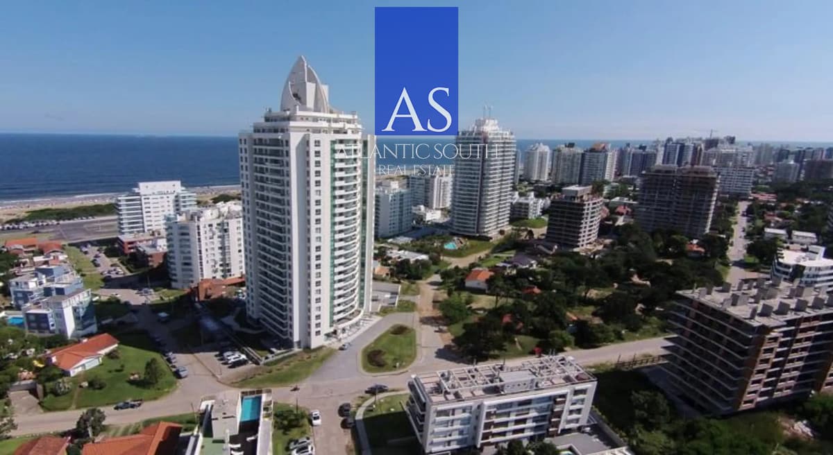 Apartamento de 2 dormitorios con vista y garage en Playa Brava, Punta del Este