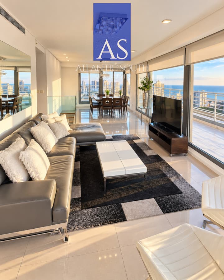 Penthouse de 3 dormitorios con vista directa al mar en Playa Mansa, Punta del Este