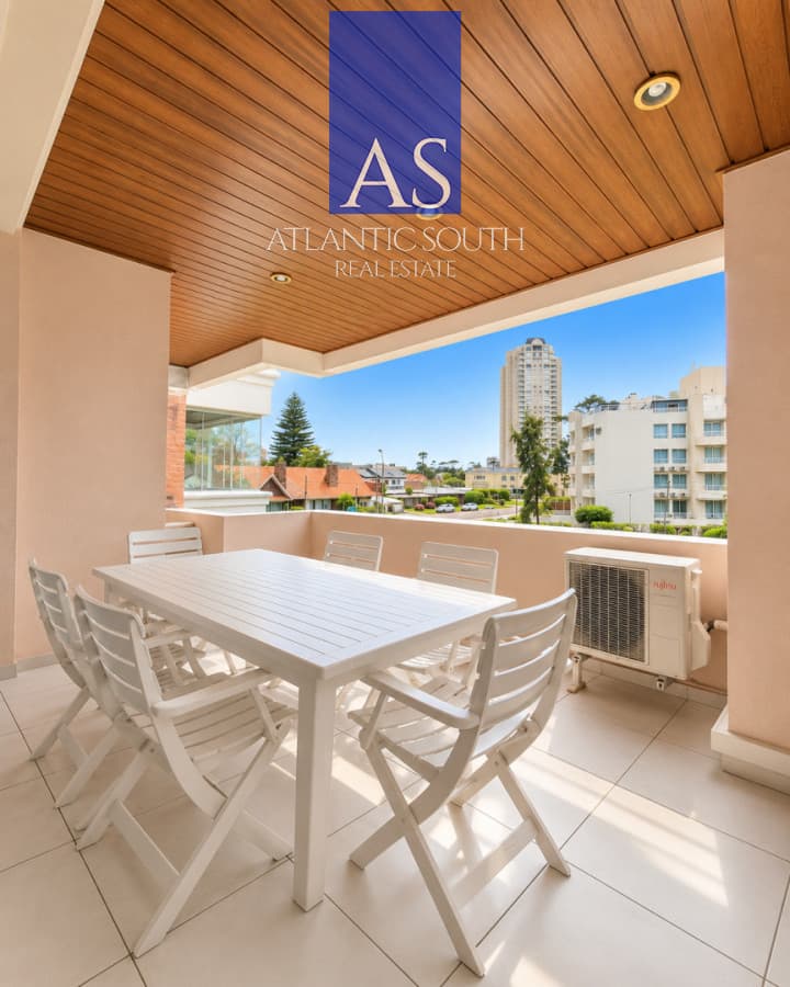 Apartamento 3 dormitorios con garage en Playa Mansa a 150 metros del mar