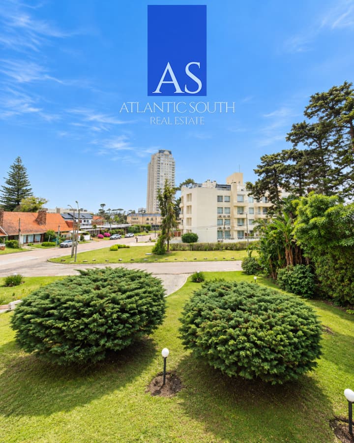 Apartamento 3 dormitorios con garage en Playa Mansa a 150 metros del mar