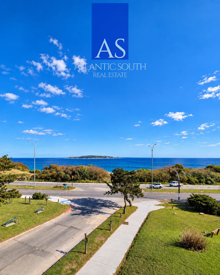 Apartamento de 4 dormitorios con vista al mar cochera Playa Mansa Punta del Este